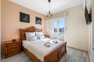 sypialnia z dużym łóżkiem i balkonem w obiekcie APARTAMENTO VACACIONAL A 10 MIN PUERTO DE BENALMADENA Y LA CARIHUELA PISCINA PLAYA PARKING GRATIS w mieście Torremolinos +18 zdjęć