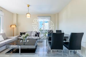Część wypoczynkowa w obiekcie APARTAMENTO VACACIONAL A 10 MIN PUERTO DE BENALMADENA Y LA CARIHUELA PISCINA PLAYA PARKING GRATIS