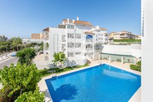 Apartament z basenem na dachu budynku w obiekcie APARTAMENTO VACACIONAL A 10 MIN PUERTO DE BENALMADENA Y LA CARIHUELA PISCINA PLAYA PARKING GRATIS w mieście Torremolinos