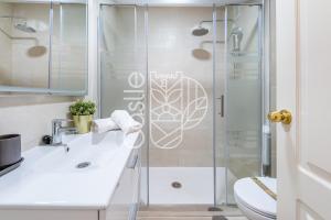 Łazienka w obiekcie APARTAMENTO VACACIONAL A 10 MIN PUERTO DE BENALMADENA Y LA CARIHUELA PISCINA PLAYA PARKING GRATIS