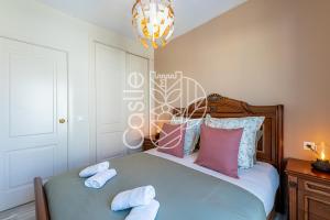Łóżko lub łóżka w pokoju w obiekcie APARTAMENTO VACACIONAL A 10 MIN PUERTO DE BENALMADENA Y LA CARIHUELA PISCINA PLAYA PARKING GRATIS