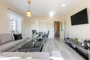 Telewizja i/lub zestaw kina domowego w obiekcie APARTAMENTO VACACIONAL A 10 MIN PUERTO DE BENALMADENA Y LA CARIHUELA PISCINA PLAYA PARKING GRATIS