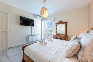 Łóżko lub łóżka w pokoju w obiekcie APARTAMENTO VACACIONAL A 10 MIN PUERTO DE BENALMADENA Y LA CARIHUELA PISCINA PLAYA PARKING GRATIS