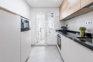 Kuchnia lub aneks kuchenny w obiekcie APARTAMENTO VACACIONAL A 10 MIN PUERTO DE BENALMADENA Y LA CARIHUELA PISCINA PLAYA PARKING GRATIS