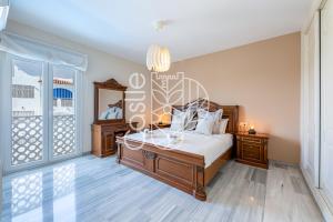 Łóżko lub łóżka w pokoju w obiekcie APARTAMENTO VACACIONAL A 10 MIN PUERTO DE BENALMADENA Y LA CARIHUELA PISCINA PLAYA PARKING GRATIS