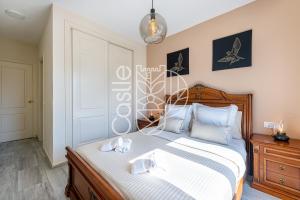 Łóżko lub łóżka w pokoju w obiekcie APARTAMENTO VACACIONAL A 10 MIN PUERTO DE BENALMADENA Y LA CARIHUELA PISCINA PLAYA PARKING GRATIS