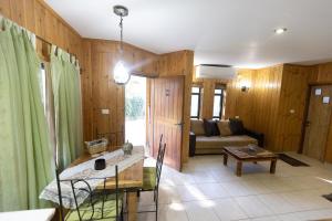 een woonkamer met een bank en een tafel bij צימר בלוטים באמנון in Amnon