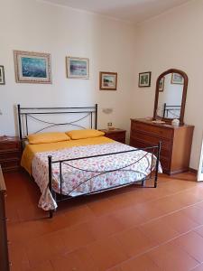 a bedroom with a bed and a dresser and a mirror at Casa vacanze Scilla in Scilla