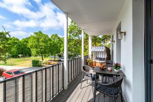 a patio with a table and chairs on a balcony at Ferienwohnung Sonnenschein im Ostseebad Sellin in Ostseebad Sellin