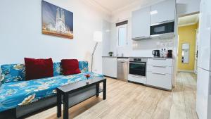 a living room with a couch and a kitchen at New Camp Nou Apartment/Diret Airport,Beautiful in Hospitalet de Llobregat