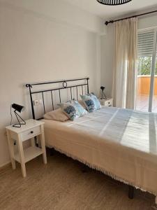 Posteľ alebo postele v izbe v ubytovaní NUEVO Apartamento en Jávea