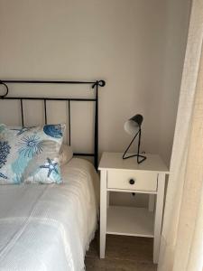 Posteľ alebo postele v izbe v ubytovaní NUEVO Apartamento en Jávea