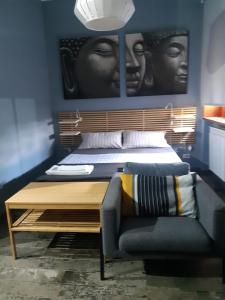 Appartamento in villa في كالتانيسيتا: غرفة نوم بسرير مع طاولة وكرسي
