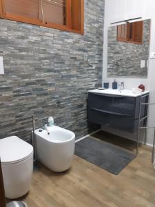Appartamento in villa في كالتانيسيتا: حمام مع مرحاض ومغسلة