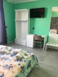 Zimmer mit einem Bett, einem Schreibtisch und einem Bett der Marke sidx sidx sidx. in der Unterkunft Beach apartments in Campomarino