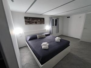 ein Schlafzimmer mit einem Bett mit Handtüchern darauf in der Unterkunft B&B Vicolo50 Salerno in Salerno