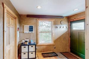 ヒル・シティにあるHill City Havenのドアと窓のある部屋 +26枚の写真