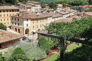 a view of a town with buildings and trees at La casa Maestri a Cetona in Cetona