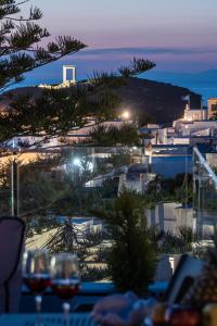 un restaurante con vistas al complejo por la noche en Mariet Naxos Spa & Suites en Naxos