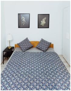 um quarto com uma cama com uma colcha azul em Enklava em Szramowo