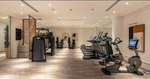 un gimnasio con cintas de correr y equipo cardiovascular en una habitación en Address Marassi Golf Resort Hotel Appartments en El Alamein