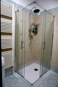 um chuveiro com uma caixa de vidro na casa de banho em Appartamento in piazza CAVOUR centro storico Rimini em Rimini
