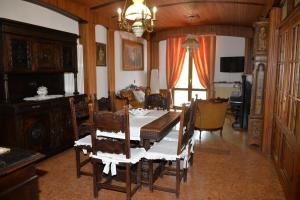 A television and/or entertainment centre at Villa Magnolia