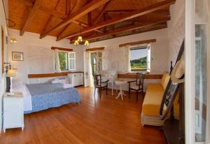 ein Schlafzimmer mit einem Bett und einem Tisch sowie ein Esszimmer in der Unterkunft THEO in Alexandros