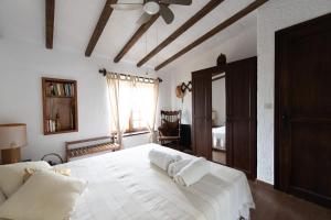 Letto o letti in una camera di Villa VERA - private villa for 8 guests with pool