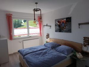 1 dormitorio con 1 cama y una foto de una vaca en la pared en Kuhstall Appartement en Weiler