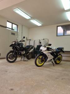 zwei Motorräder stehen in einer Garage. in der Unterkunft Apartments Medulin - Orijeta in Medulin