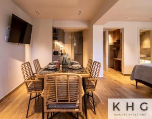 Sjónvarps- og/eða afþreyingartæki á Seaside ground floor elegant Suite in Fiskardo! 20 steps from Zavalata beach!