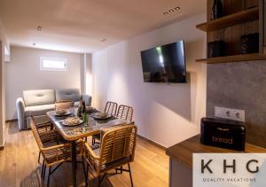 TV a/nebo společenská místnost v ubytování Seaside ground floor elegant Suite in Fiskardo! 20 steps from Zavalata beach!