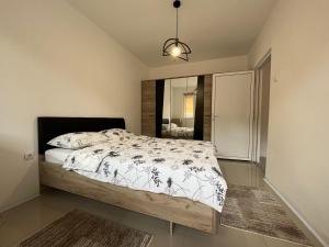 ein Schlafzimmer mit einem Bett und einem großen Spiegel in der Unterkunft Apartment Monaliza in Pirot