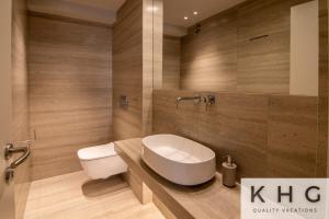 Baðherbergi á Seaside ground floor elegant Suite in Fiskardo! 20 steps from Zavalata beach!
