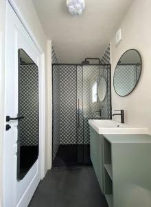 La salle de bains est pourvue d'un lavabo et d'une douche. dans l'établissement Luminieuse maison de pêcheur avec terrasse, à Saint-Valery-sur-Somme