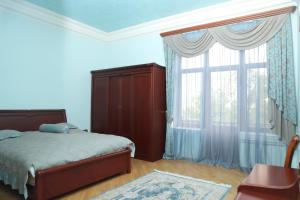 a bedroom with a bed and a large window at Eriks guest house in Goris