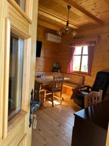 ein Zimmer mit einem Tisch und Stühlen in einer Hütte in der Unterkunft Wooden house in Šmarje pri Jelšah