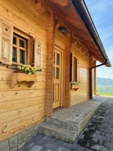 um edifício de madeira com um alpendre e uma janela em Wooden house em Šmarje pri Jelšah