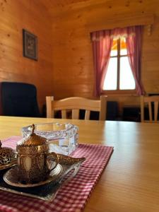 uma mesa de madeira com um conjunto de chá em cima em Wooden house em Šmarje pri Jelšah