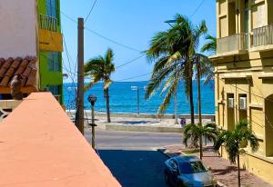 une voiture garée dans une rue à côté de l'océan dans l'établissement Reina Del Mar, à Mazatlán