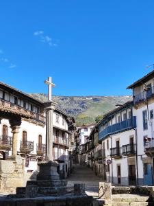 a street in a town with a cross on top at Apartamento Puerta del Sol de 1 habitación in Candelario