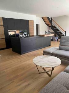 ein Wohnzimmer mit Sofa und Tisch in der Unterkunft Villa Luxe Exclusive avec Piscine Privée in Gujan-Mestras