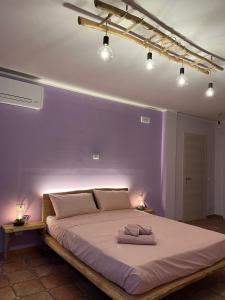- une chambre avec un grand lit et 2 serviettes dans l'établissement Il Bosco Incantato, à Borgo San Dalmazzo