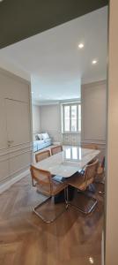 comedor con mesa blanca y sillas en Brera - Marcora 6 b luxury living, en Milán