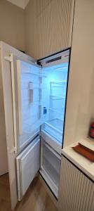 una nevera vacía con la puerta abierta en una cocina en Brera - Marcora 6 b luxury living, en Milán
