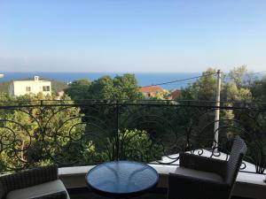 a balcony with a table and chairs and the ocean at Apartment Jasmina in Krimovice