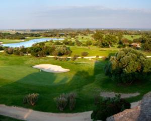 vista aerea su un campo da golf con laghetto di Villa Bellavista IS MOLAS PULA, CAGLIARI a Santa Margherita di Pula