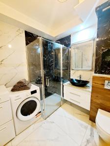 ギジツコにあるGlamApart Giżyckoのバスルーム(洗濯機、シャワー付)