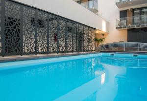 una piscina con una valla junto a un edificio en Top Design Apartment, en Fonyód